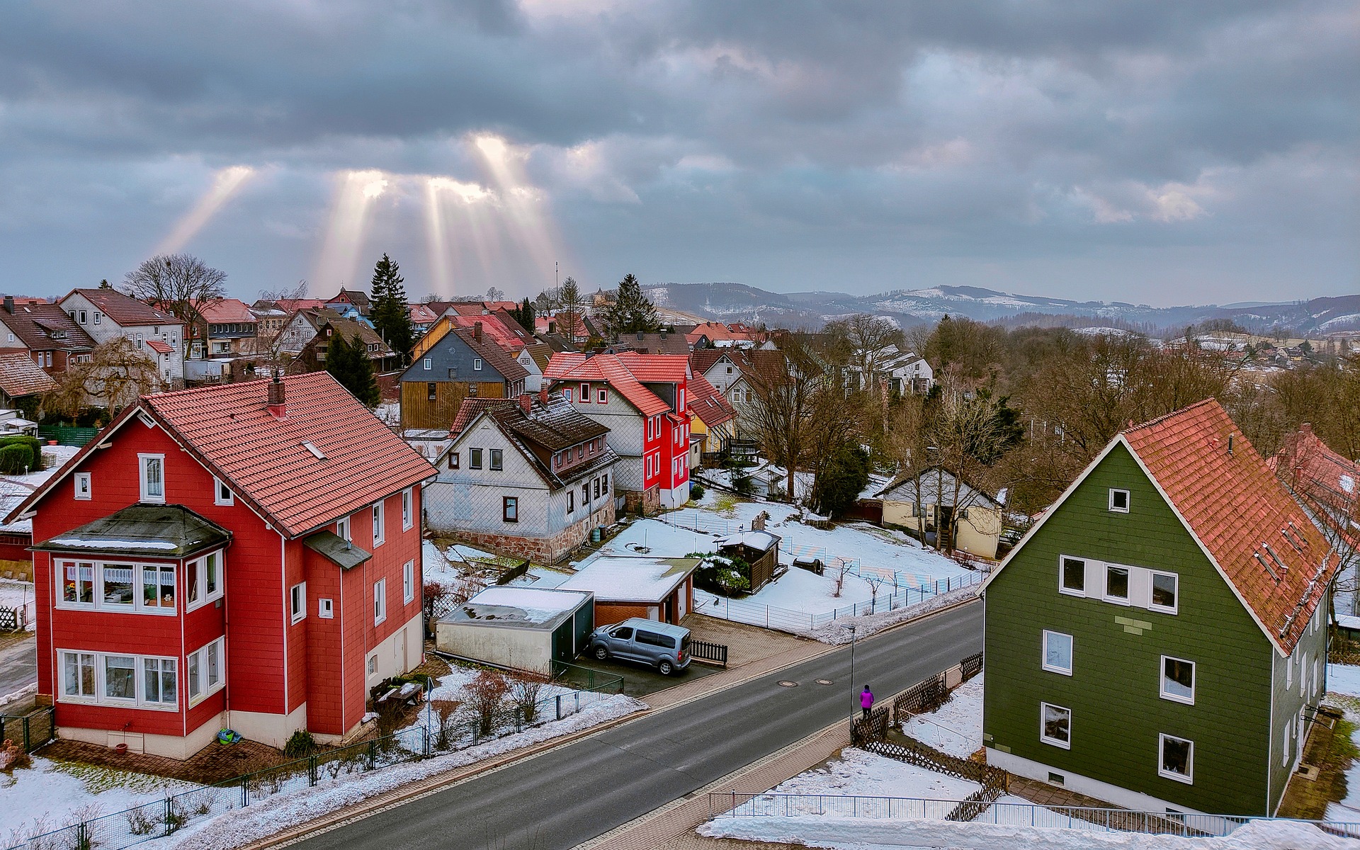 Blick über die Dächer von Clausthal-Zellerfeld im Winter mit Sonnenstrahlen über dem Oberharz