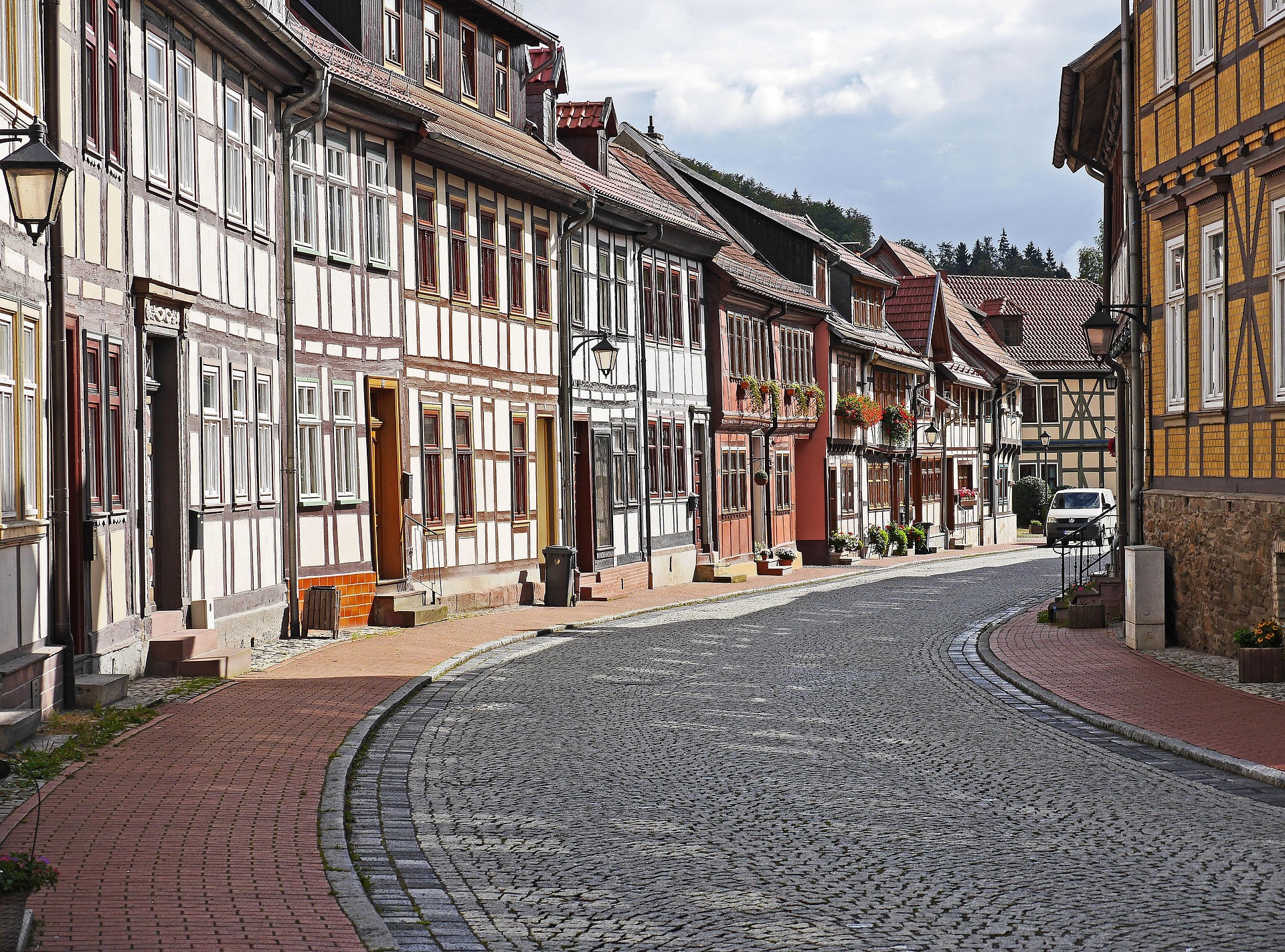 Historische Fachwerkhäuser entlang einer Kopfsteinpflasterstraße im Harz