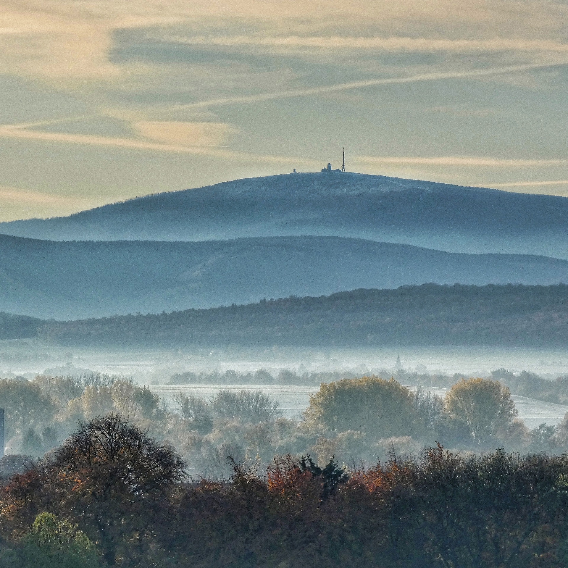 Blick vom Schalke-Aussichtsturm auf den Brocken im Oberharz