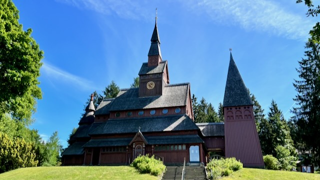 Gustav-Adolf-Stabkirche in Hahnenklee mit dunklem Holzschindeldach und Glockenturm